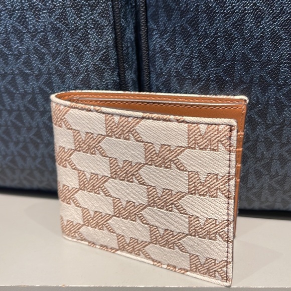 Michael Kors Men’s Women’s Cooper Logo Fabric Billfold Wallet Light Cream
Unisex - Picture 2 of 16